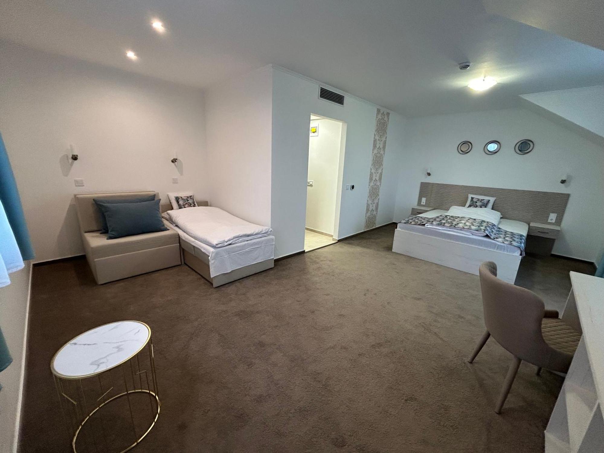 Danelis Hotel Edeleny Luaran gambar