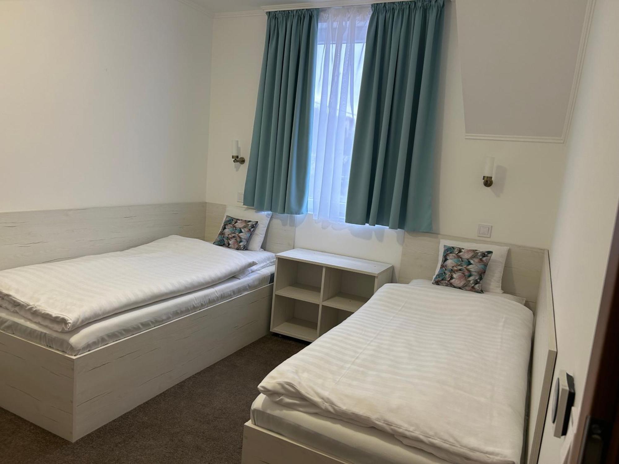 Danelis Hotel Edeleny Luaran gambar