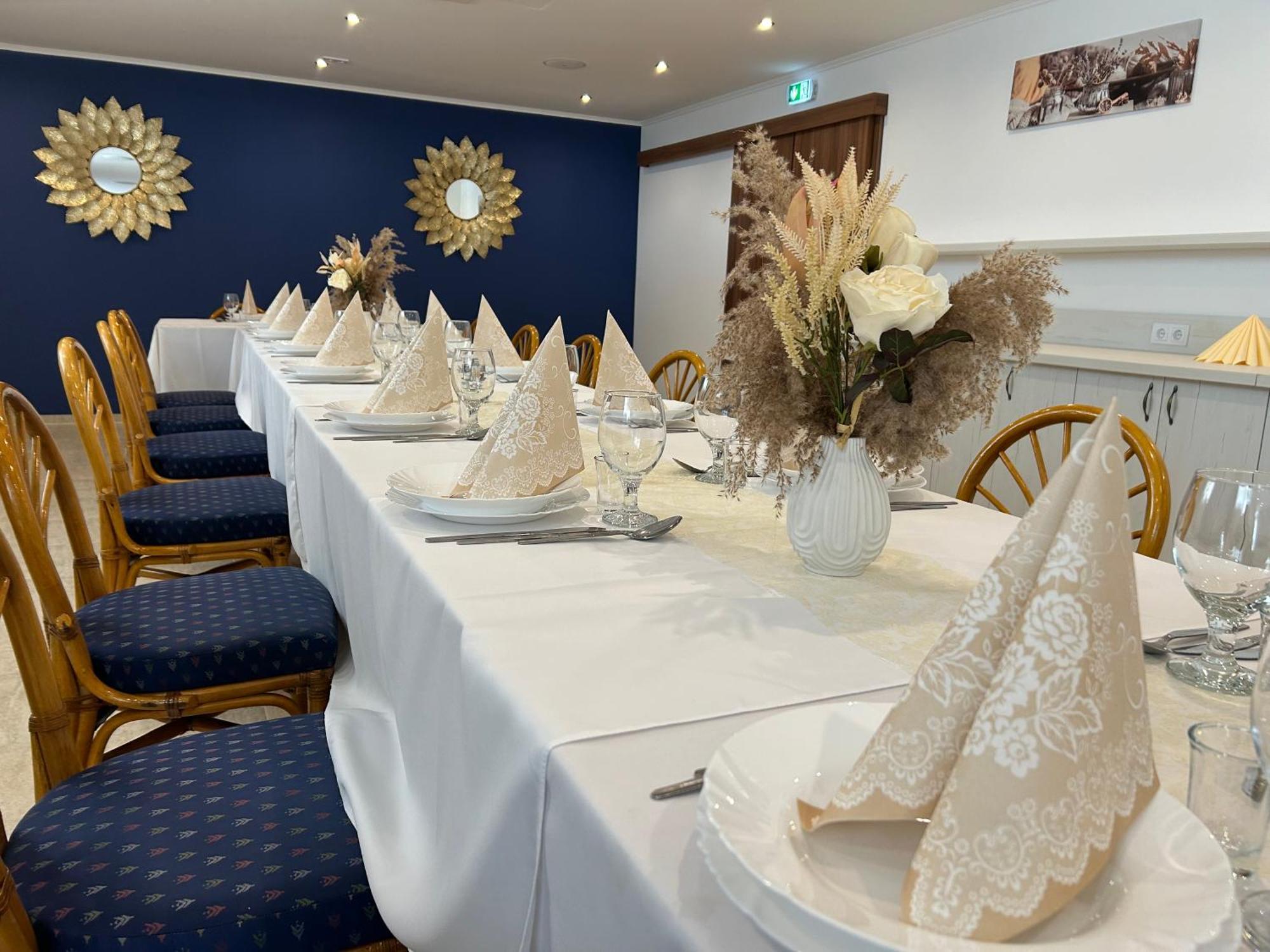 Danelis Hotel Edeleny Luaran gambar