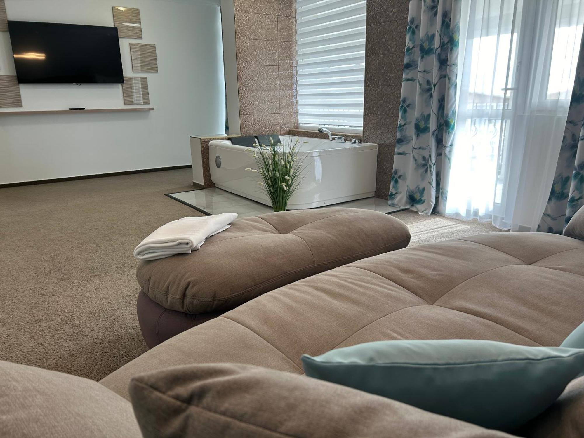 Danelis Hotel Edeleny Luaran gambar