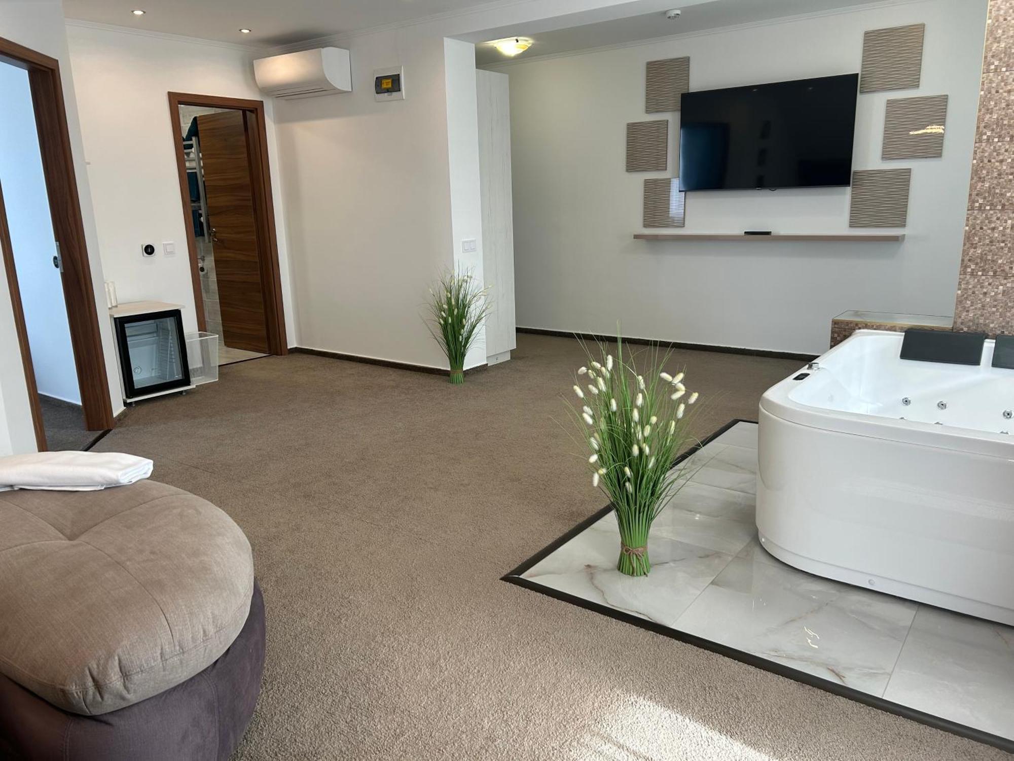Danelis Hotel Edeleny Luaran gambar