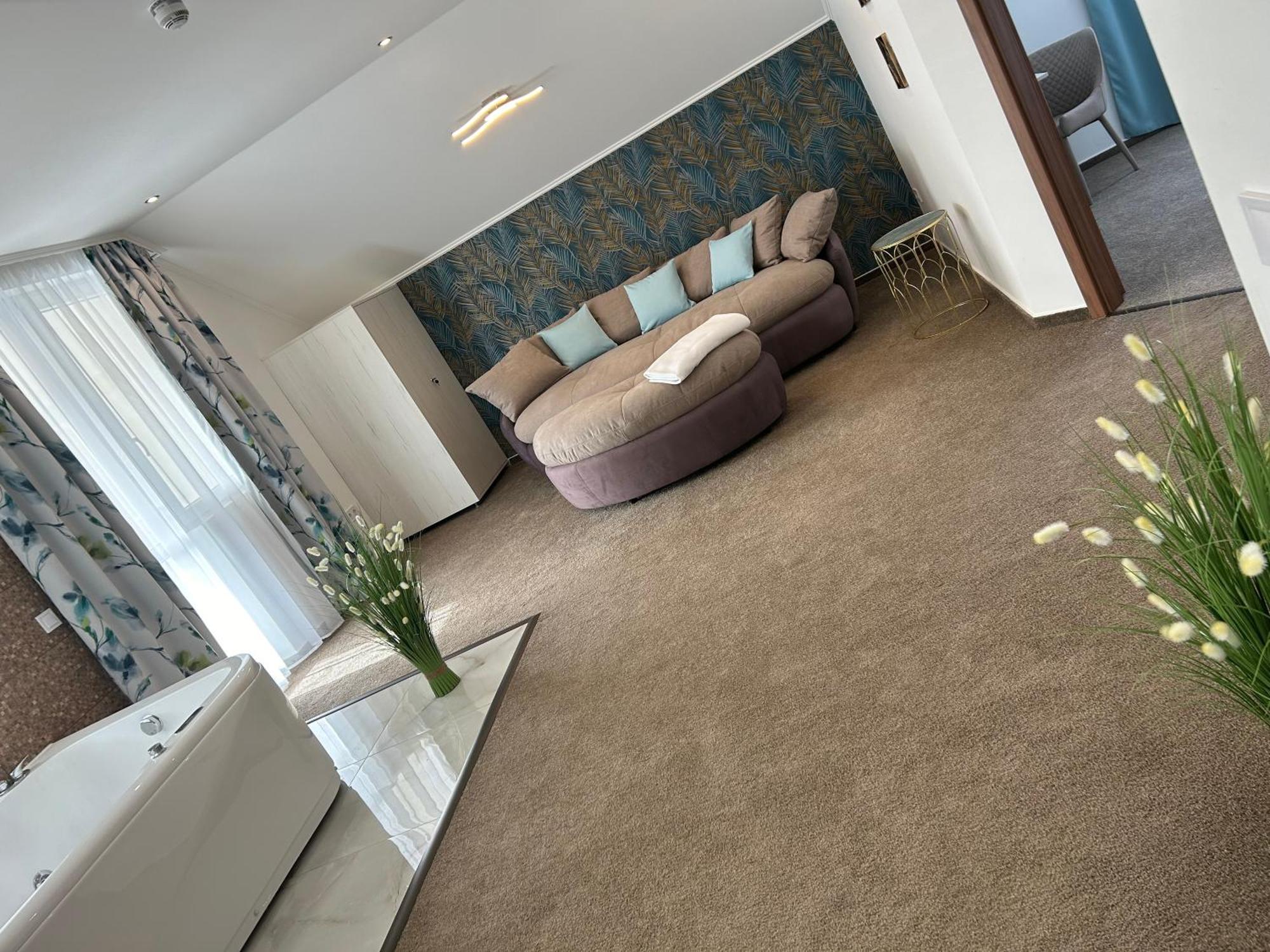 Danelis Hotel Edeleny Luaran gambar