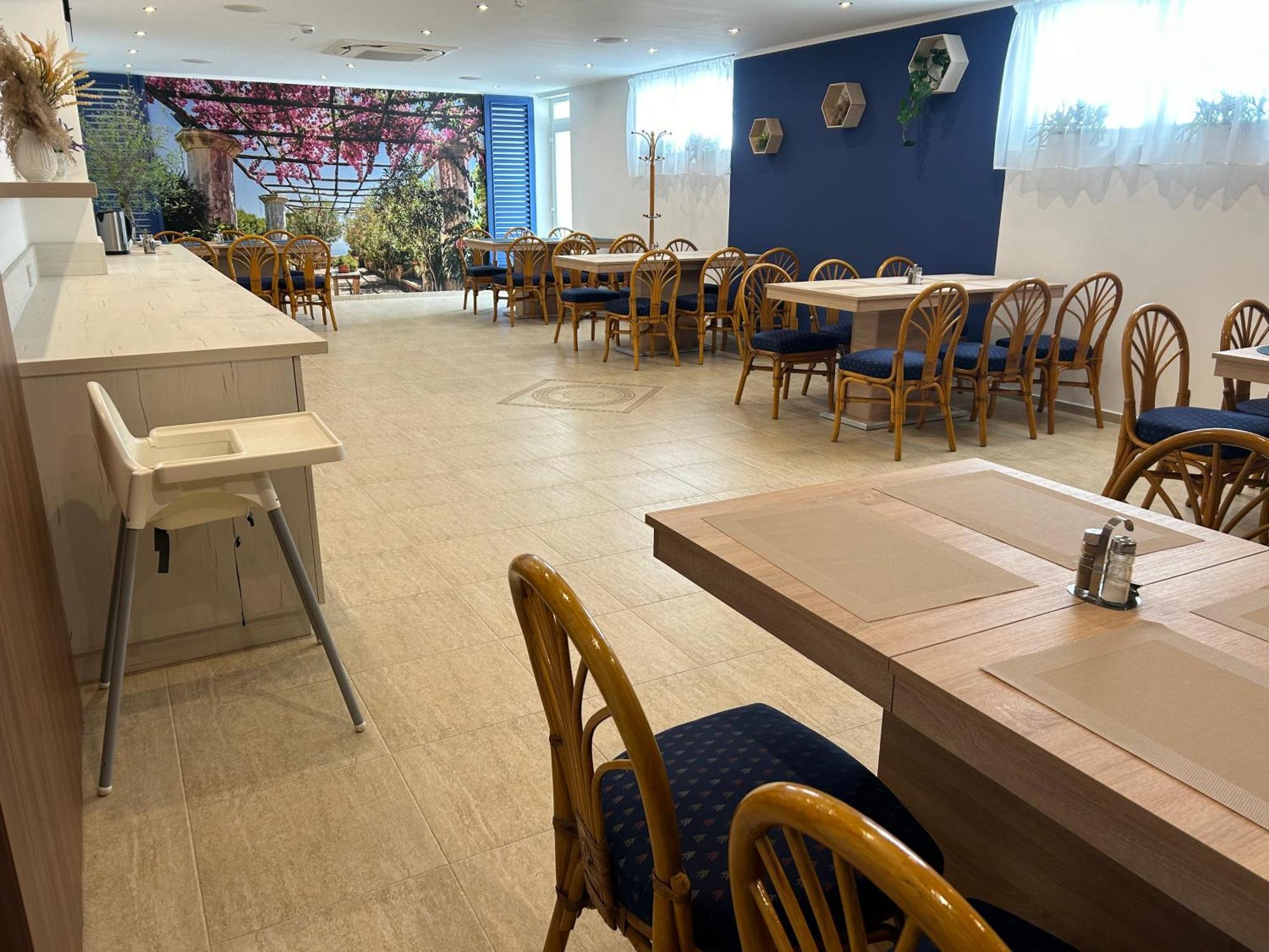 Danelis Hotel Edeleny Luaran gambar