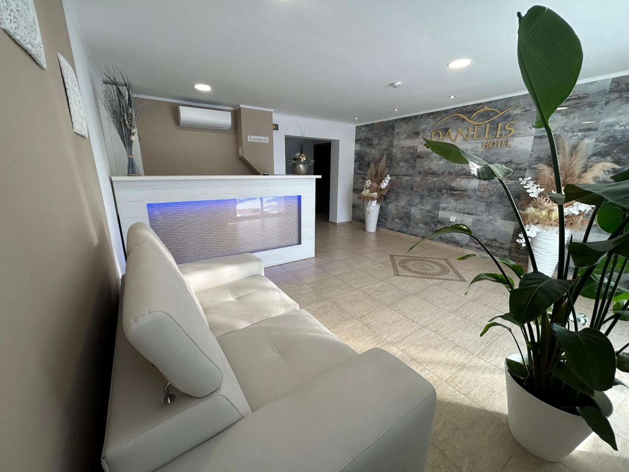 Danelis Hotel Edeleny Luaran gambar